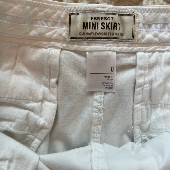 Old Navy Women’s White mini skirt size 8 - Picture 2 of 3